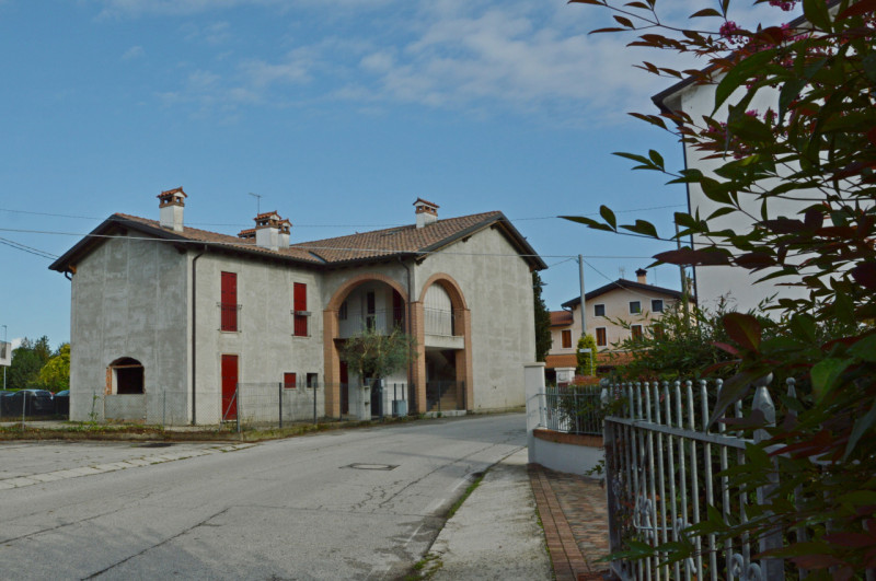 Proponiamo in vendita un intero fabbricato residenziale situato a Poianella, frazione tranquilla ...