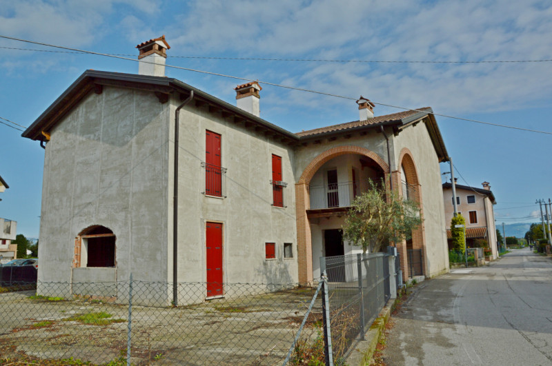 Proponiamo in vendita un intero fabbricato residenziale situato a Poianella, frazione tranquilla ...