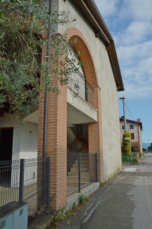 Proponiamo in vendita un intero fabbricato residenziale situato a Poianella, frazione tranquilla ...