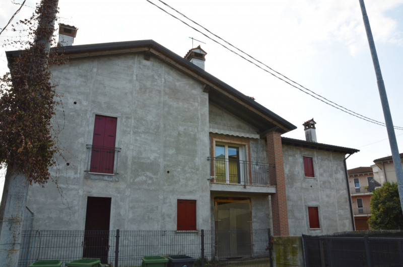 Proponiamo in vendita un intero fabbricato residenziale situato a Poianella, frazione tranquilla ...