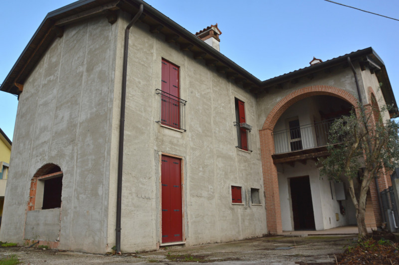 Proponiamo in vendita un intero fabbricato residenziale situato a Poianella, frazione tranquilla ...