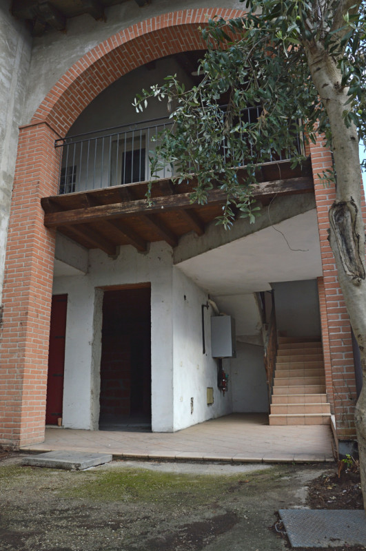 Proponiamo in vendita un intero fabbricato residenziale situato a Poianella, frazione tranquilla ...