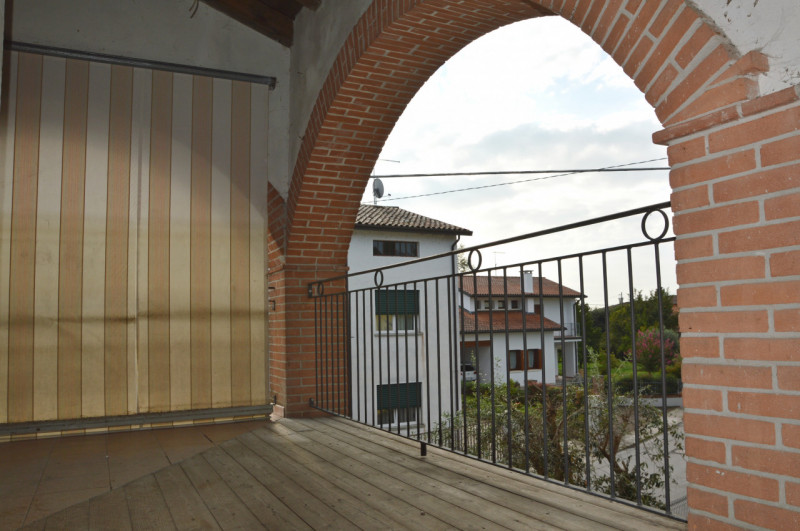 Proponiamo in vendita un intero fabbricato residenziale situato a Poianella, frazione tranquilla ...