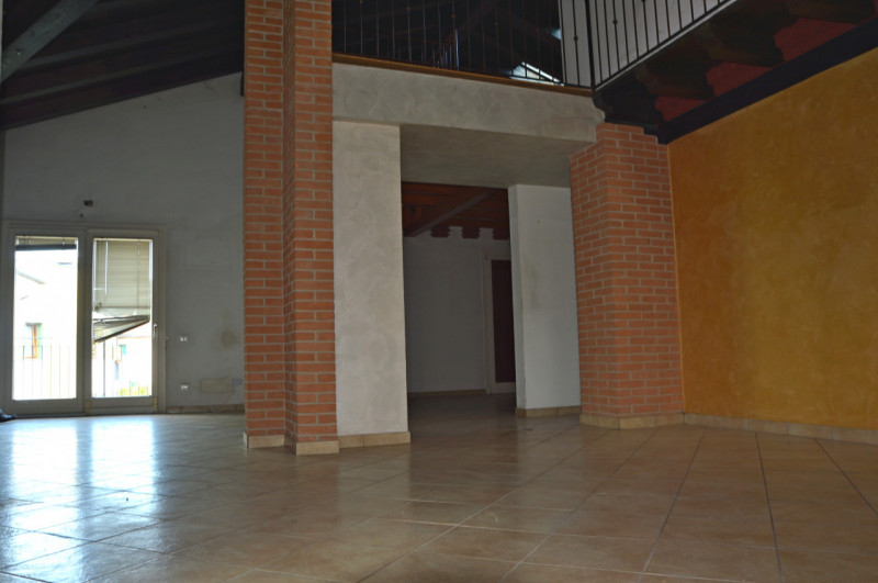 Proponiamo in vendita un intero fabbricato residenziale situato a Poianella, frazione tranquilla ...