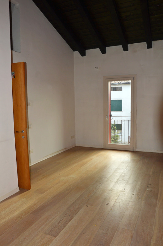 Proponiamo in vendita un intero fabbricato residenziale situato a Poianella, frazione tranquilla ...