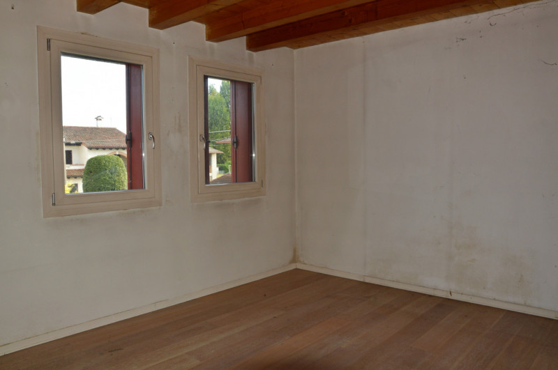 Proponiamo in vendita un intero fabbricato residenziale situato a Poianella, frazione tranquilla ...