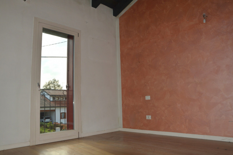 Proponiamo in vendita un intero fabbricato residenziale situato a Poianella, frazione tranquilla ...