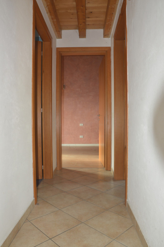 Proponiamo in vendita un intero fabbricato residenziale situato a Poianella, frazione tranquilla ...