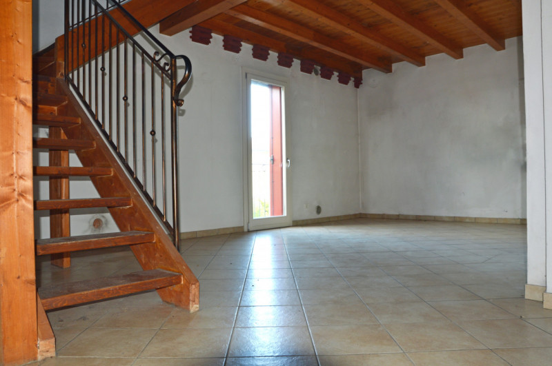 Proponiamo in vendita un intero fabbricato residenziale situato a Poianella, frazione tranquilla ...