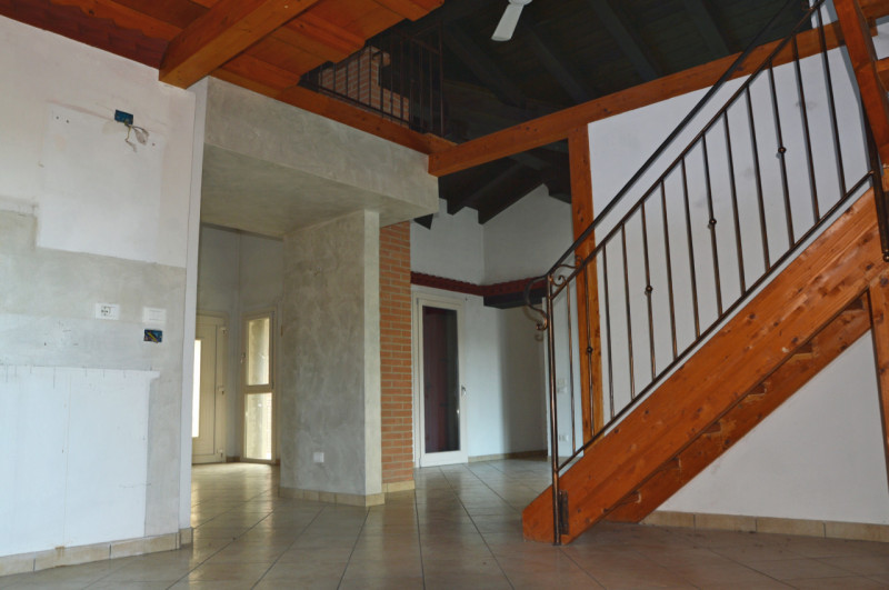 Proponiamo in vendita un intero fabbricato residenziale situato a Poianella, frazione tranquilla ...