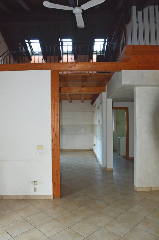 Proponiamo in vendita un intero fabbricato residenziale situato a Poianella, frazione tranquilla ...