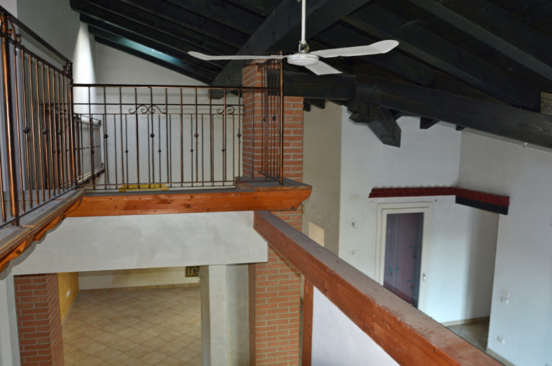 Proponiamo in vendita un intero fabbricato residenziale situato a Poianella, frazione tranquilla ...