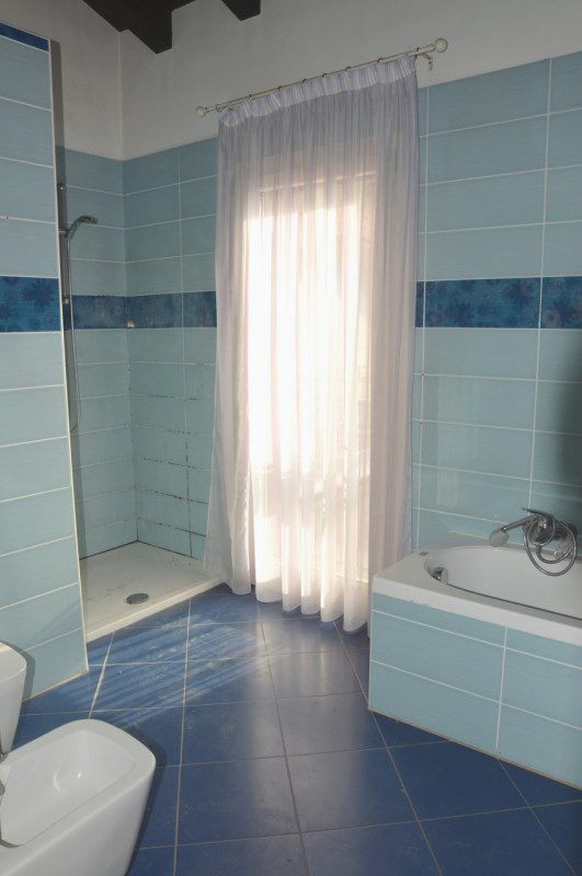 Proponiamo in vendita un intero fabbricato residenziale situato a Poianella, frazione tranquilla ...