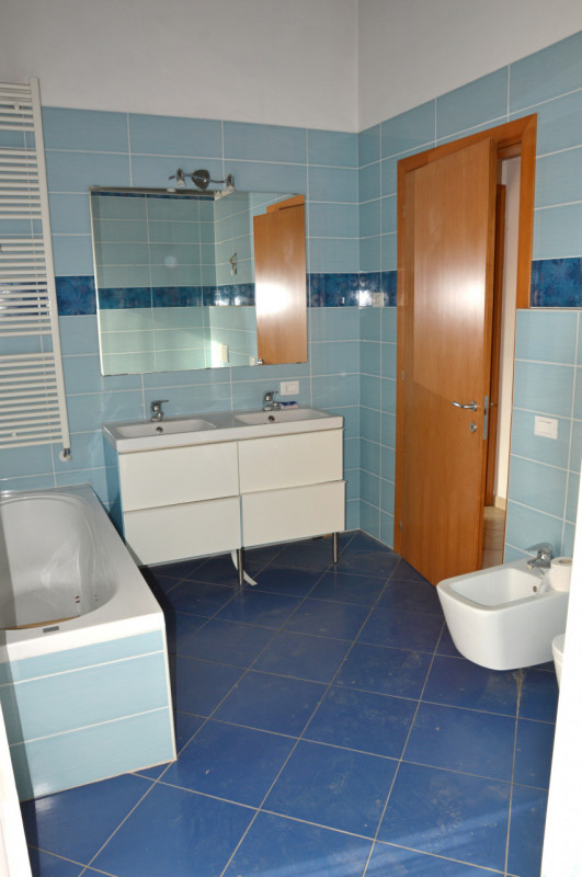 Proponiamo in vendita un intero fabbricato residenziale situato a Poianella, frazione tranquilla ...