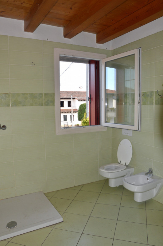 Proponiamo in vendita un intero fabbricato residenziale situato a Poianella, frazione tranquilla ...