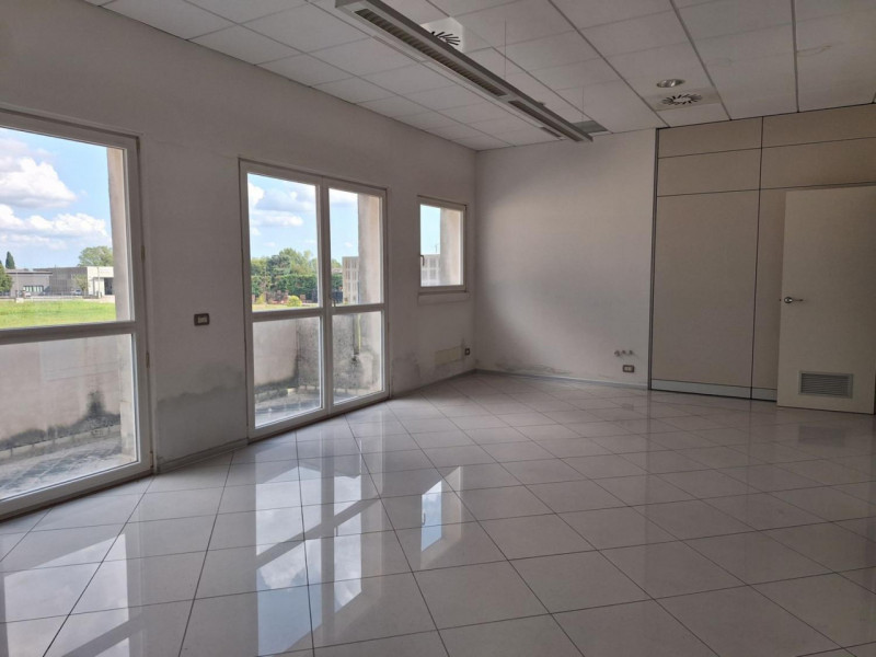 Proponiamo in vendita a Bassano del Grappa (VI), in Strada Marchesane 297, capannone industriale ...