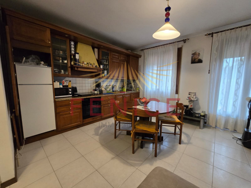 Scopri questo accogliente e raffinato appartamento trilocale situato nel cuore di Santa Maria di ...