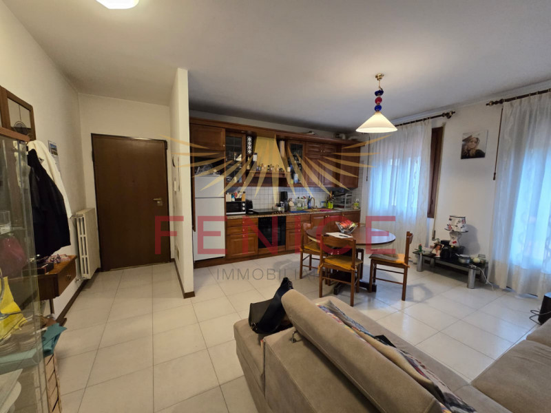 Scopri questo accogliente e raffinato appartamento trilocale situato nel cuore di Santa Maria di ...