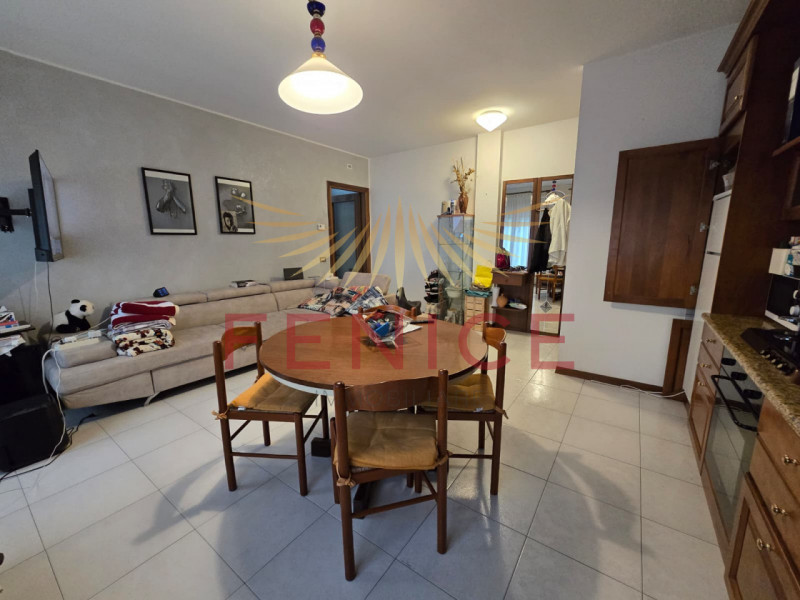 Scopri questo accogliente e raffinato appartamento trilocale situato nel cuore di Santa Maria di ...