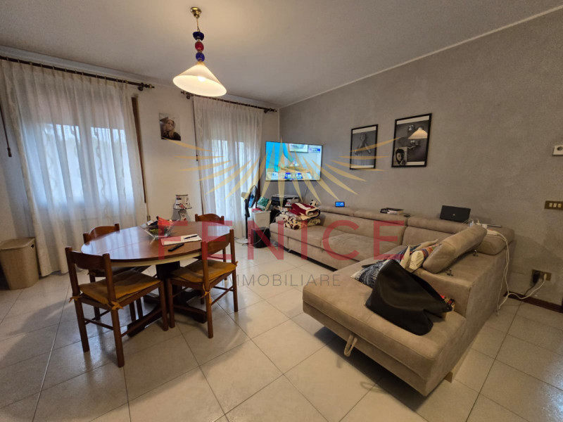 Scopri questo accogliente e raffinato appartamento trilocale situato nel cuore di Santa Maria di ...