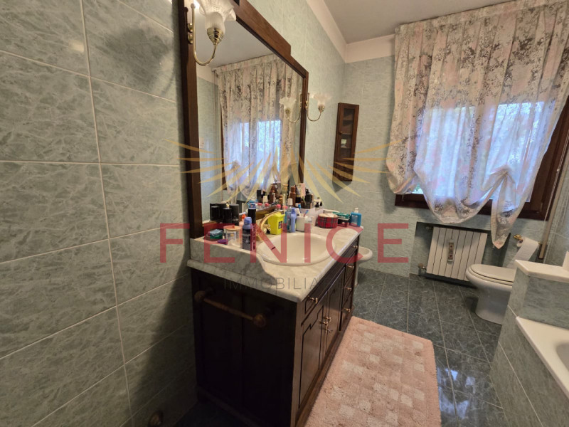 Scopri questo accogliente e raffinato appartamento trilocale situato nel cuore di Santa Maria di ...