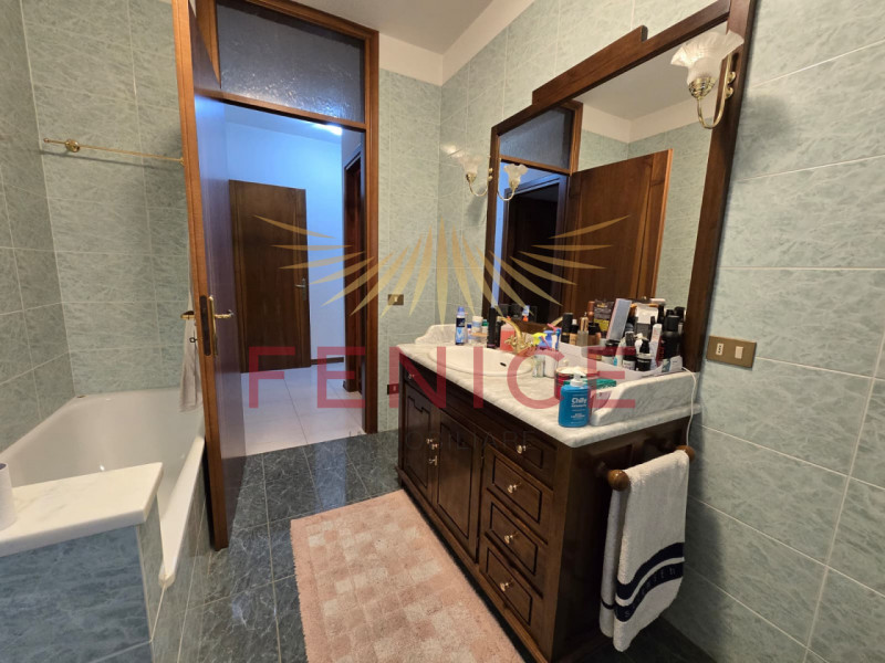 Scopri questo accogliente e raffinato appartamento trilocale situato nel cuore di Santa Maria di ...