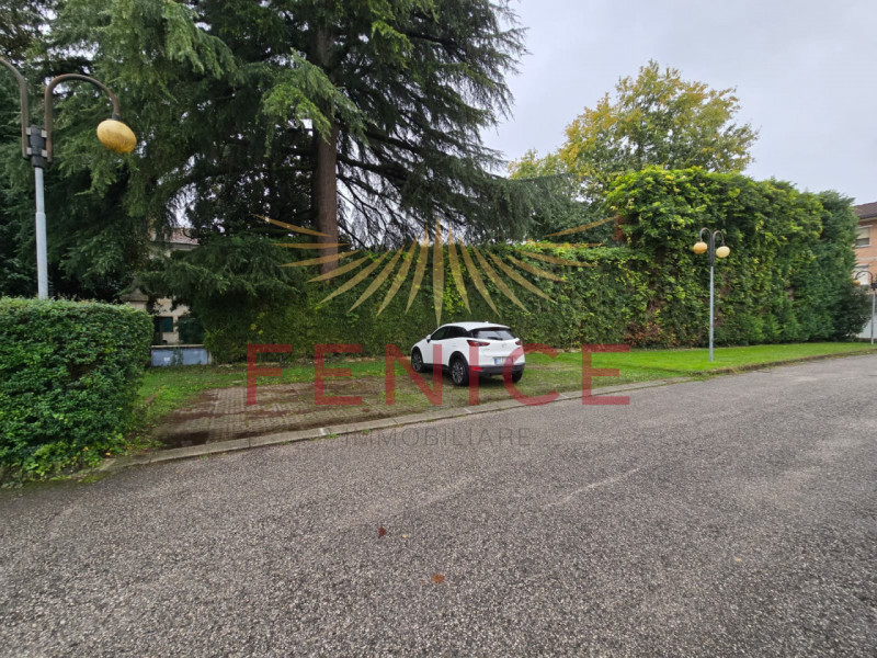 Scopri questo accogliente e raffinato appartamento trilocale situato nel cuore di Santa Maria di ...