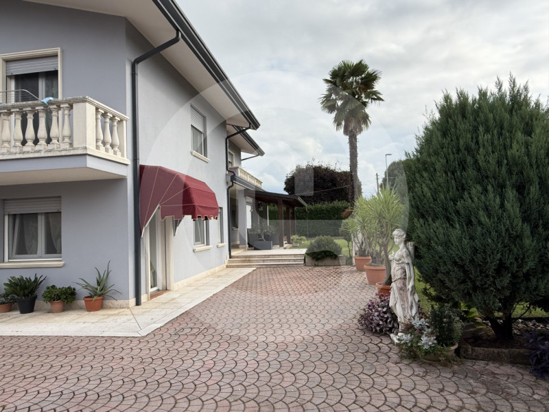 Scopri questa splendida casa singola completamente ristrutturata in classe A, situata nel tranqui...