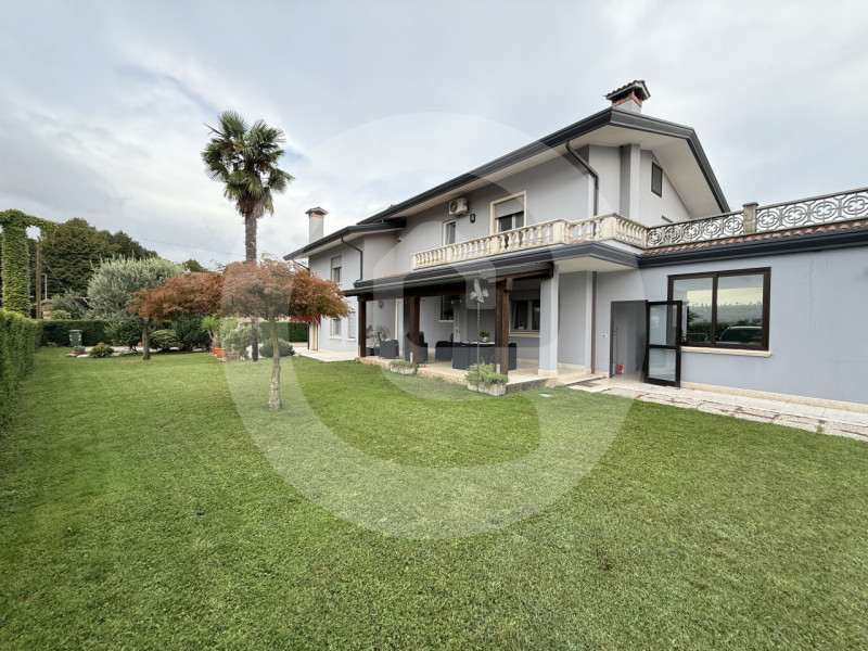 Scopri questa splendida casa singola completamente ristrutturata in classe A, situata nel tranqui...