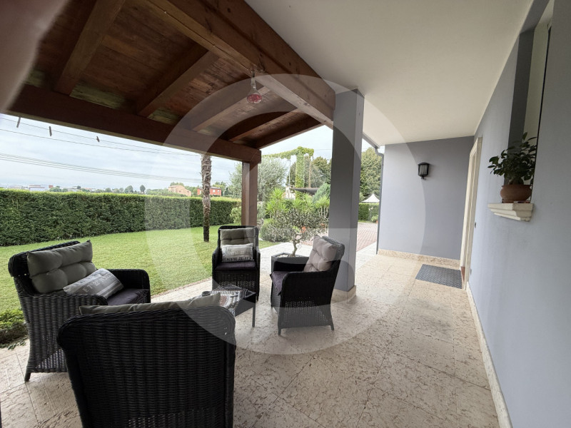 Scopri questa splendida casa singola completamente ristrutturata in classe A, situata nel tranqui...