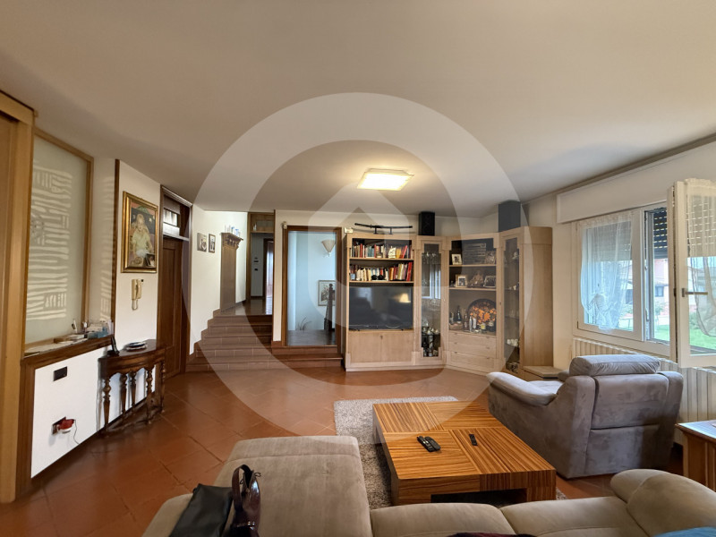 Scopri questa splendida casa singola completamente ristrutturata in classe A, situata nel tranqui...