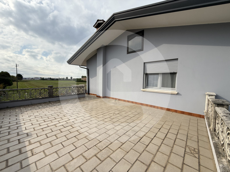 Scopri questa splendida casa singola completamente ristrutturata in classe A, situata nel tranqui...