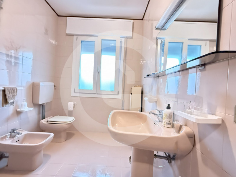 Scopri questa splendida casa singola completamente ristrutturata in classe A, situata nel tranqui...