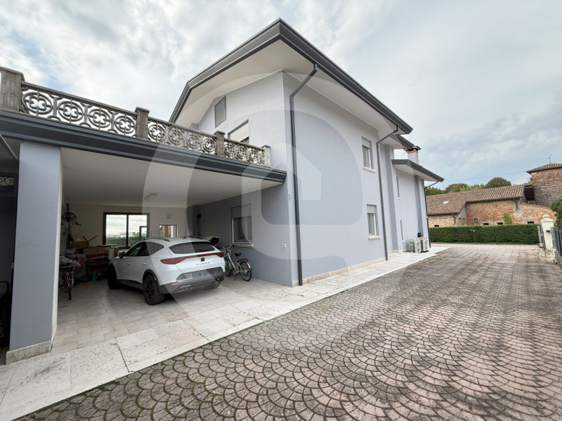 Scopri questa splendida casa singola completamente ristrutturata in classe A, situata nel tranqui...