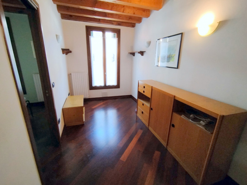 ELEGANTE MINI ARREDATO NEI PRESSI DI PRATO DELLA VALLE €.240.000 - rif.CL501

Nel cuore di Padova...