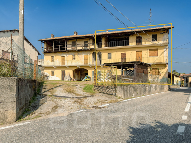 Semi-detached townhouse for sale in Mezzomerico, with garden