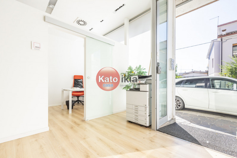 In posizione comoda e ben visibile, proponiamo ufficio vetrinato al piano terra completamente ris...