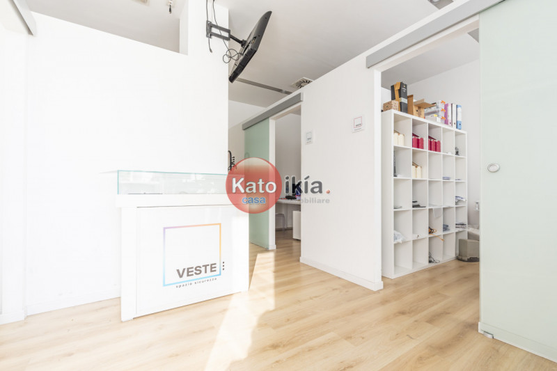 In posizione comoda e ben visibile, proponiamo ufficio vetrinato al piano terra completamente ris...