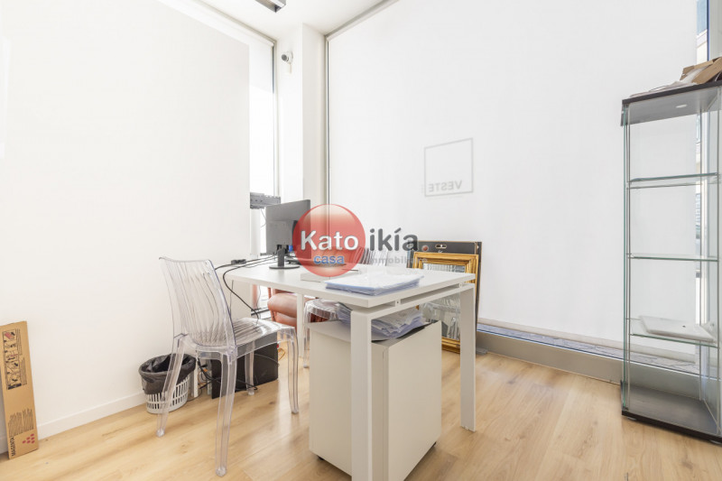 In posizione comoda e ben visibile, proponiamo ufficio vetrinato al piano terra completamente ris...