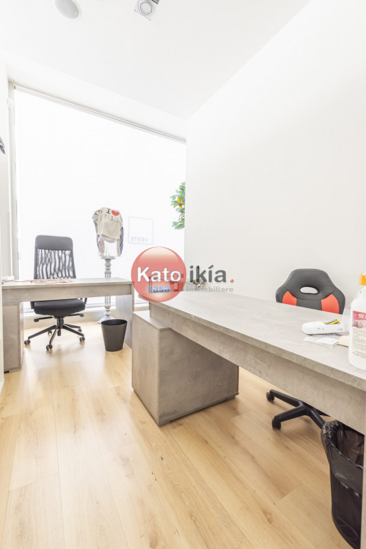 In posizione comoda e ben visibile, proponiamo ufficio vetrinato al piano terra completamente ris...