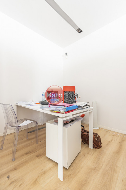 In posizione comoda e ben visibile, proponiamo ufficio vetrinato al piano terra completamente ris...