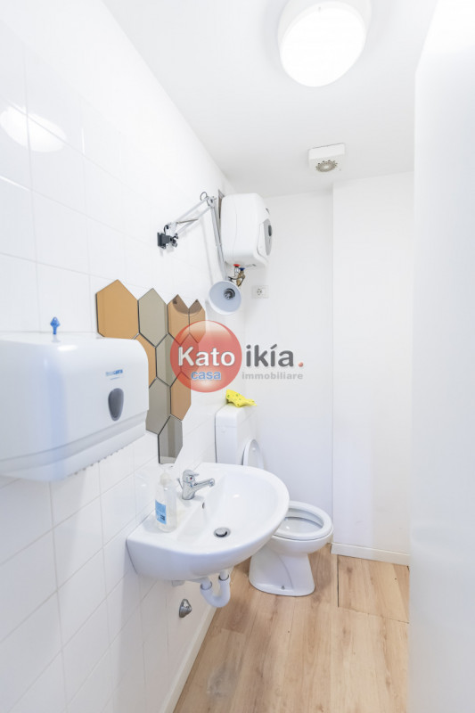 In posizione comoda e ben visibile, proponiamo ufficio vetrinato al piano terra completamente ris...