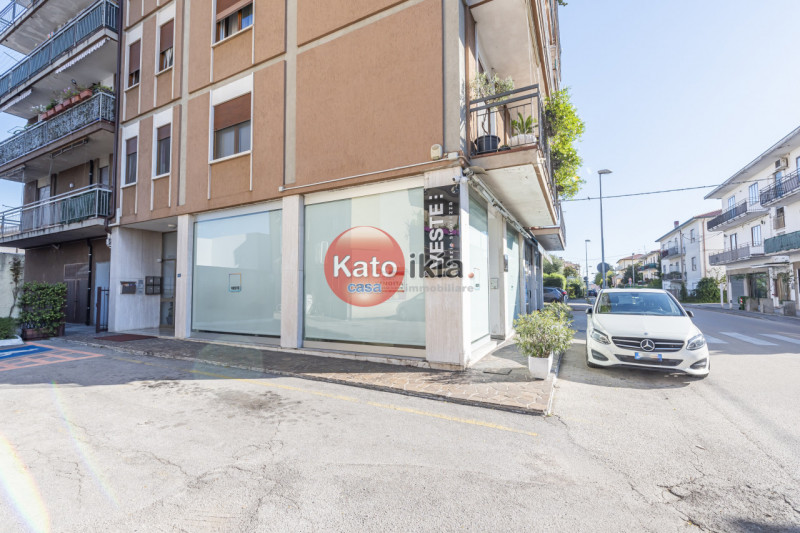 In posizione comoda e ben visibile, proponiamo ufficio vetrinato al piano terra completamente ris...