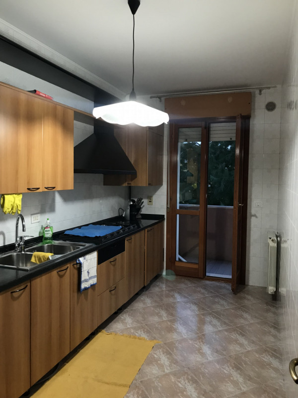 PROPONIAMO PER LA LOCAZIONE, NELLA PRIMISSIMA PERIFERIA PADOVANA, UNA STANZA IN UN APPARTAMENTO A...