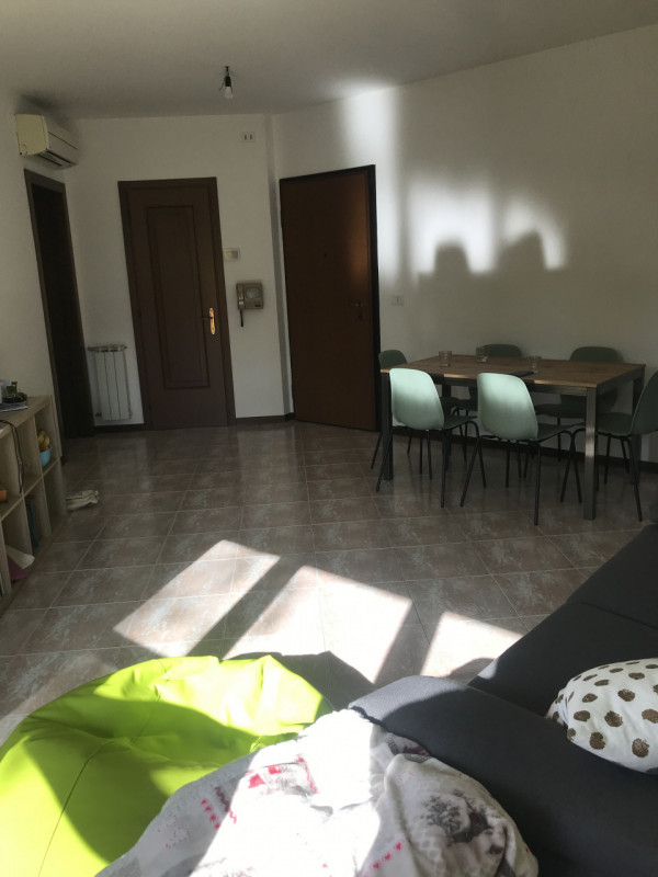 PROPONIAMO PER LA LOCAZIONE, NELLA PRIMISSIMA PERIFERIA PADOVANA, UNA STANZA IN UN APPARTAMENTO A...