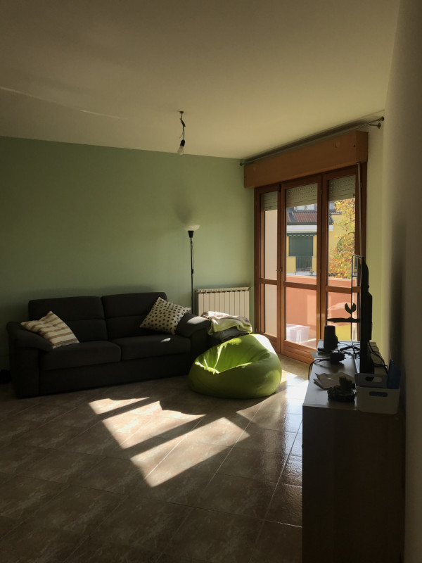 PROPONIAMO PER LA LOCAZIONE, NELLA PRIMISSIMA PERIFERIA PADOVANA, UNA STANZA IN UN APPARTAMENTO A...