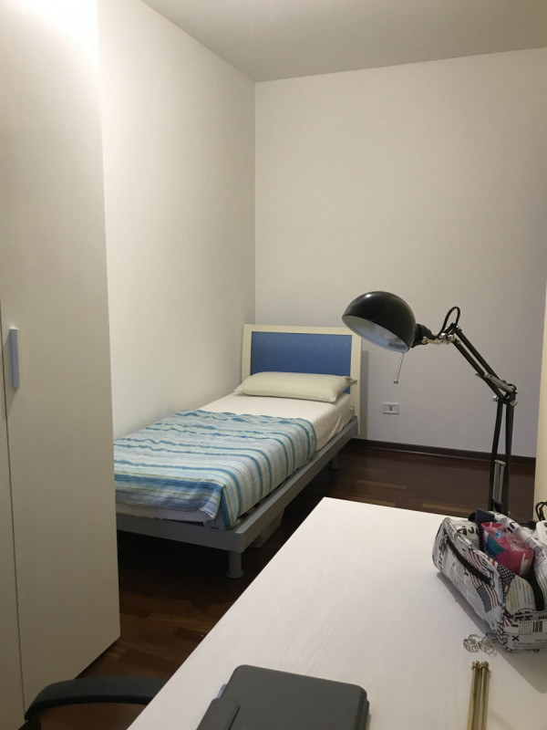 PROPONIAMO PER LA LOCAZIONE, NELLA PRIMISSIMA PERIFERIA PADOVANA, UNA STANZA IN UN APPARTAMENTO A...