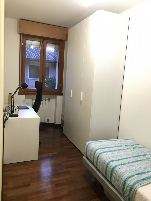 PROPONIAMO PER LA LOCAZIONE, NELLA PRIMISSIMA PERIFERIA PADOVANA, UNA STANZA IN UN APPARTAMENTO A...