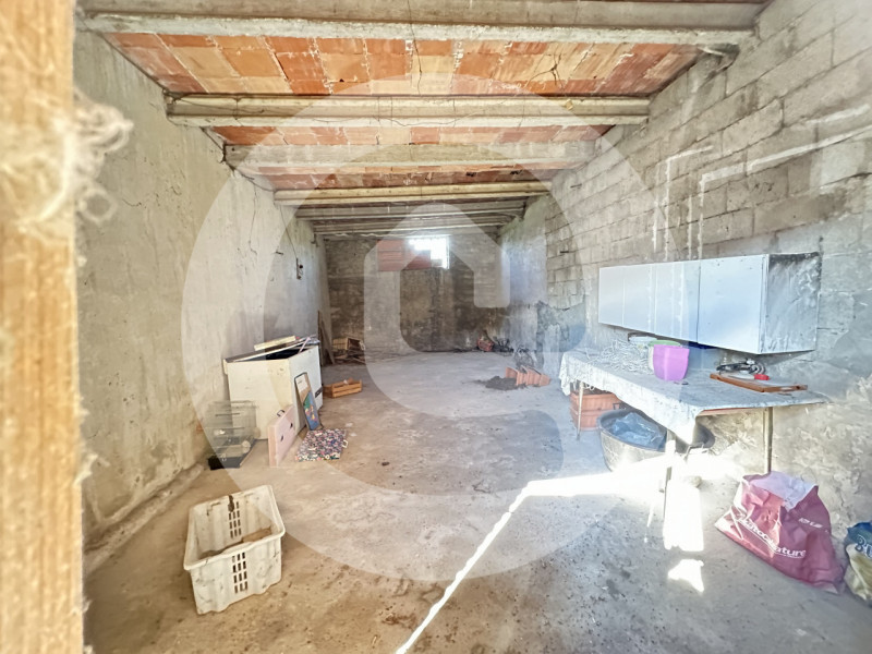 Scopri questa straordinaria porzione di annesso agricolo situata nel cuore della frazione Busiago...