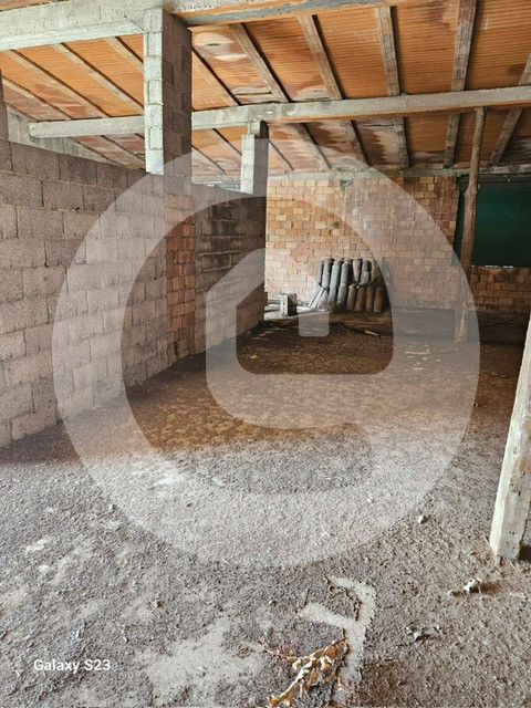 Scopri questa straordinaria porzione di annesso agricolo situata nel cuore della frazione Busiago...